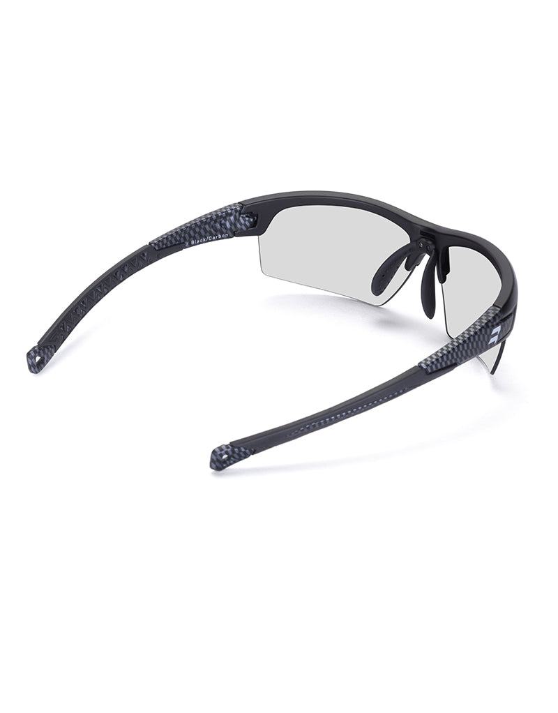 Gafas deportivas BIKKOA GOAT color fotocromática, vista trasera lateral derecha mostrando ajuste ergonómico para pádel y running - Fotocromática