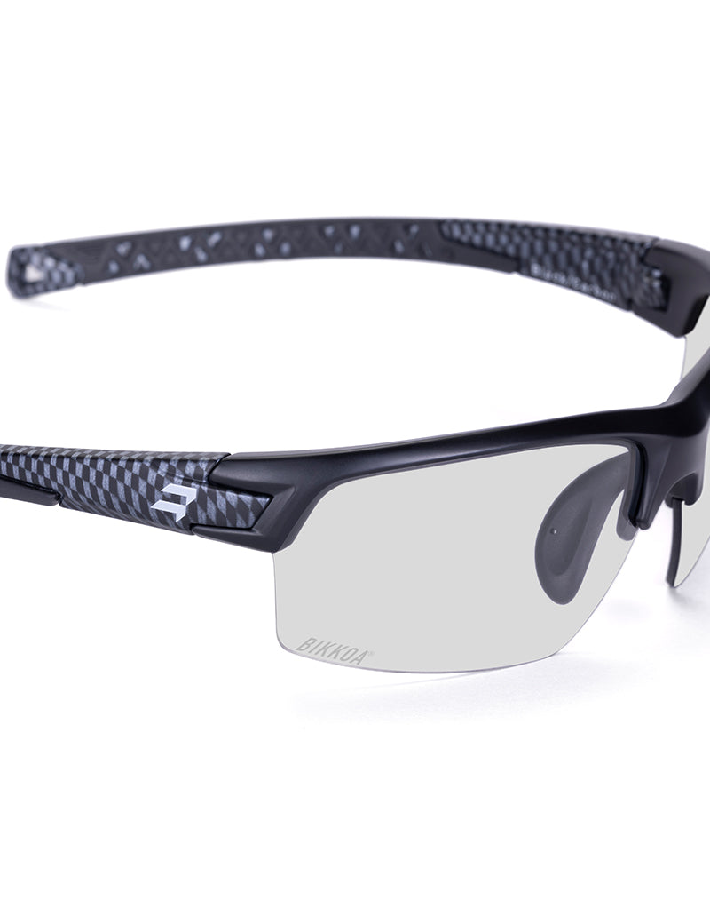 Gafas deportivas BIKKOA GOAT color fotocromática, detalle de la patilla flexible TR90 y la lente fotocromática en configuración doble - Fotocromática