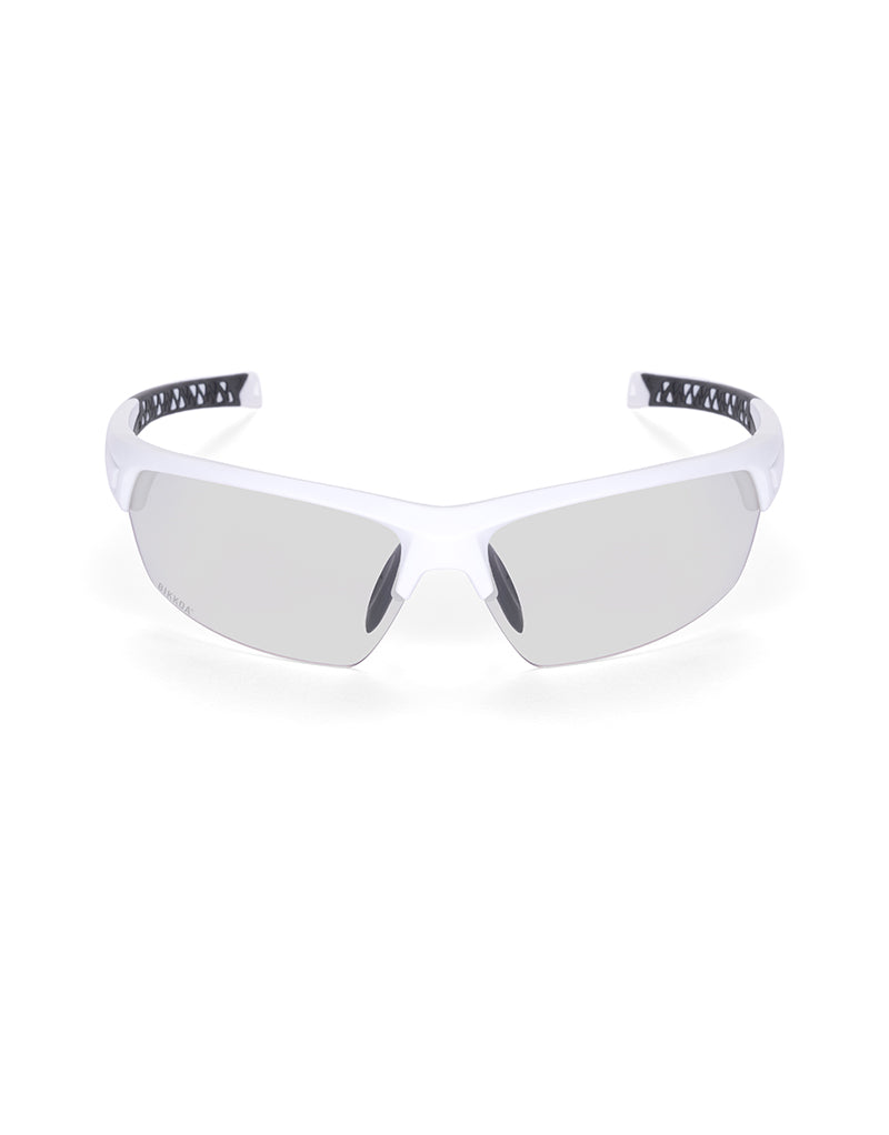 Gafas deportivas BIKKOA LAB con montura blanca mate y lente fotocromática, vista frontal con lente fotocromática, diseño de doble lente para máxima protección deportiva - Fotocromática