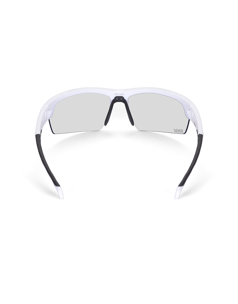 Gafas deportivas BIKKOA LAB con montura blanca mate y lente fotocromática, vista trasera con puente nasal ajustable y montura blanca mate de alta ligereza - Fotocromática
