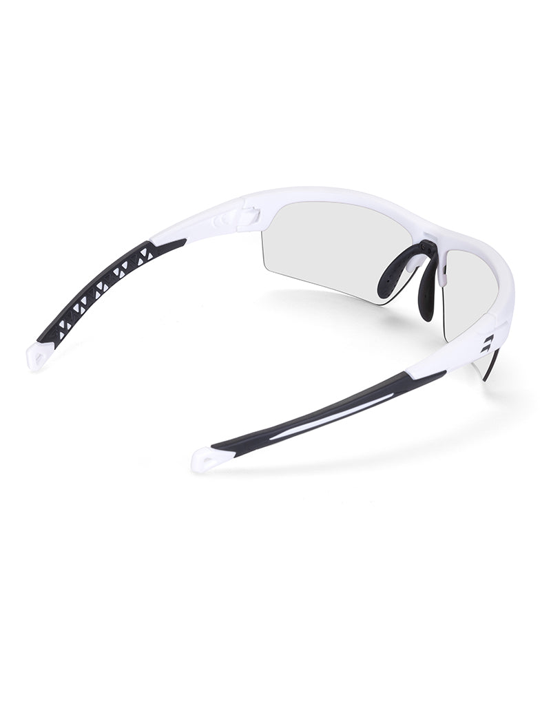 Gafas deportivas BIKKOA LAB con montura blanca mate y lente fotocromática, vista trasera lateral mostrando ajuste ergonómico y patillas flexibles para pádel y running - fotocromática