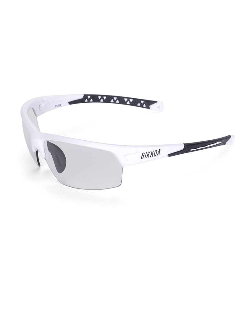 Gafas deportivas BIKKOA LAB con montura blanca mate y lente fotocromática, vista lateral izquierda del modelo LAB con montura blanca mate y lente fotocromática en estructura TR90 - Fotocromática