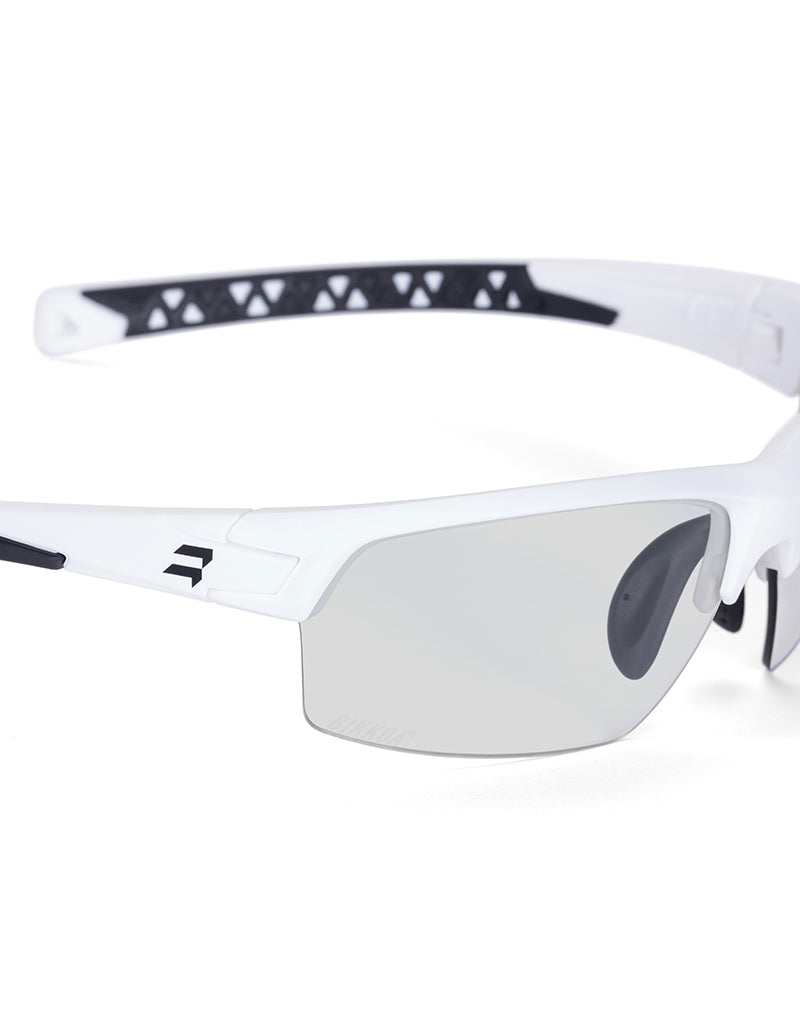 Gafas deportivas BIKKOA LAB con montura blanca mate y lente fotocromática, detalle de la patilla TR90 blanca mate y la lente fotocromática en sistema de doble lente - Fotocromática