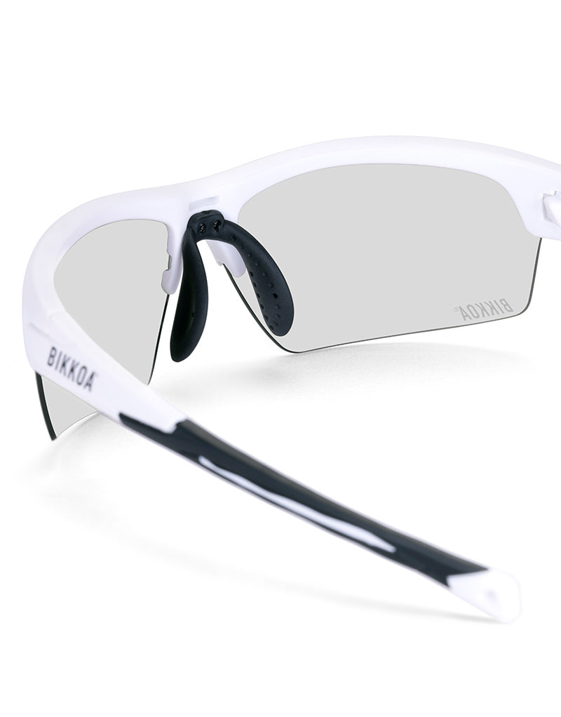 Gafas deportivas BIKKOA LAB con montura blanca mate y lente fotocromática, detalle de la patilla TR90 blanca mate y la lente fotocromática en sistema de doble lente - Fotocromática
