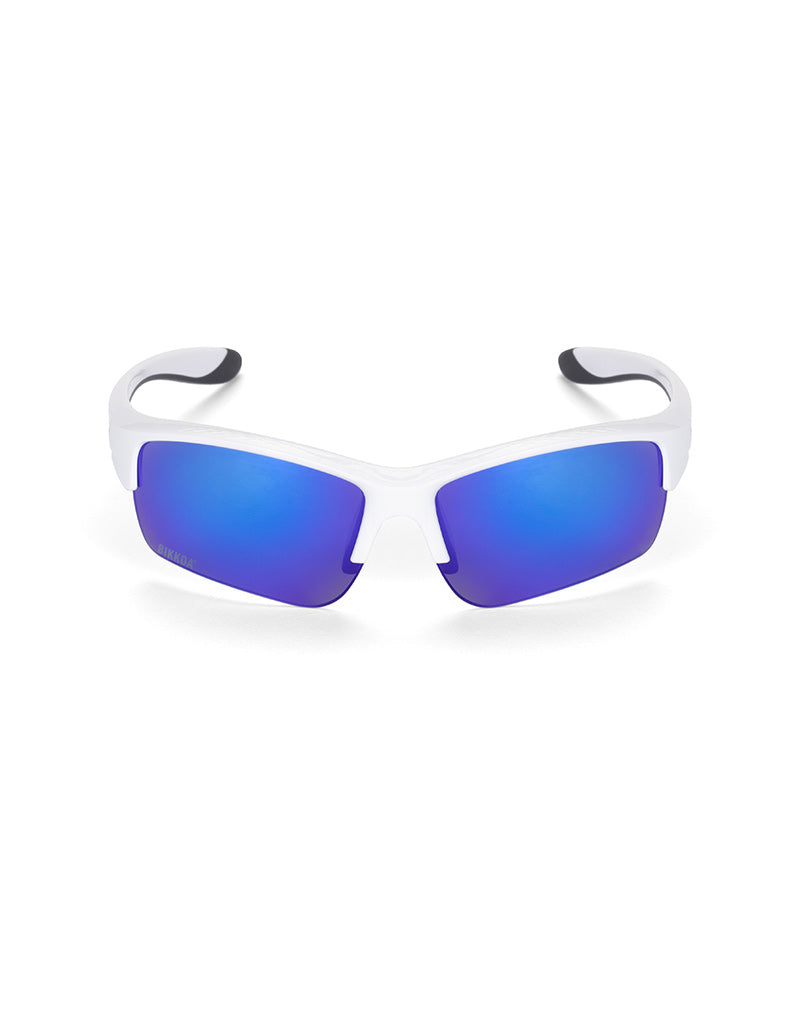 Gafas deportivas infantiles BIKKOA JUNIOR con montura blanca y lente azul REVO para protección solar y visión deportiva, vista frontal con lente azul REVO para protección solar y visión deportiva, diseño multideporte para ciclismo, running o deportes escolares - Azul