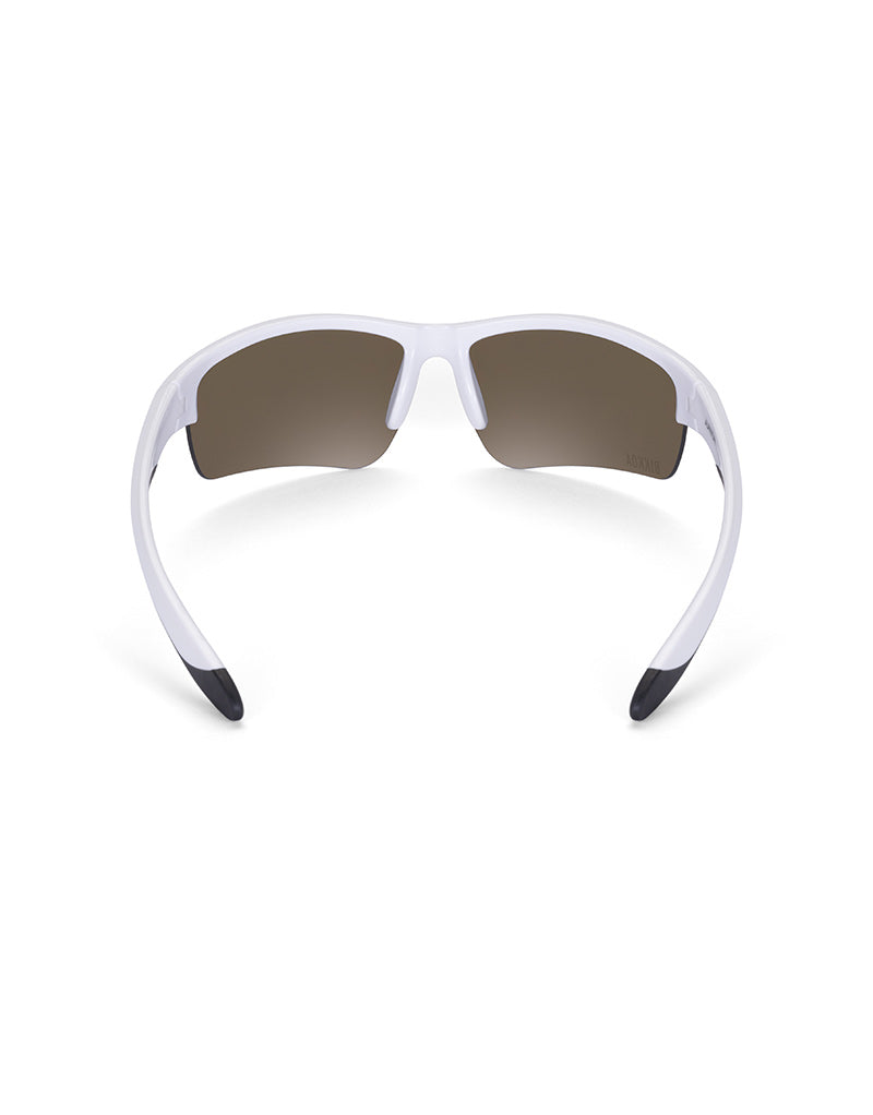 Gafas deportivas infantiles BIKKOA JUNIOR con montura blanca y lente azul REVO para protección solar y visión deportiva, vista trasera del modelo JUNIOR con montura blanca y puente nasal ergonómico - Azul