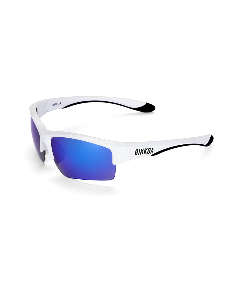 Gafas deportivas infantiles BIKKOA JUNIOR con montura blanca y lente azul REVO para protección solar y visión deportiva, vista lateral izquierda del modelo JUNIOR con montura blanca y lente azul REVO para protección solar y visión deportiva - Azul