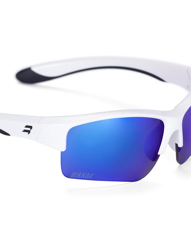 Gafas deportivas infantiles BIKKOA JUNIOR con montura blanca y lente azul REVO para protección solar y visión deportiva, detalle lateral de la patilla ligera y la lente azul REVO para protección solar y visión deportiva para uso infantil - Azul