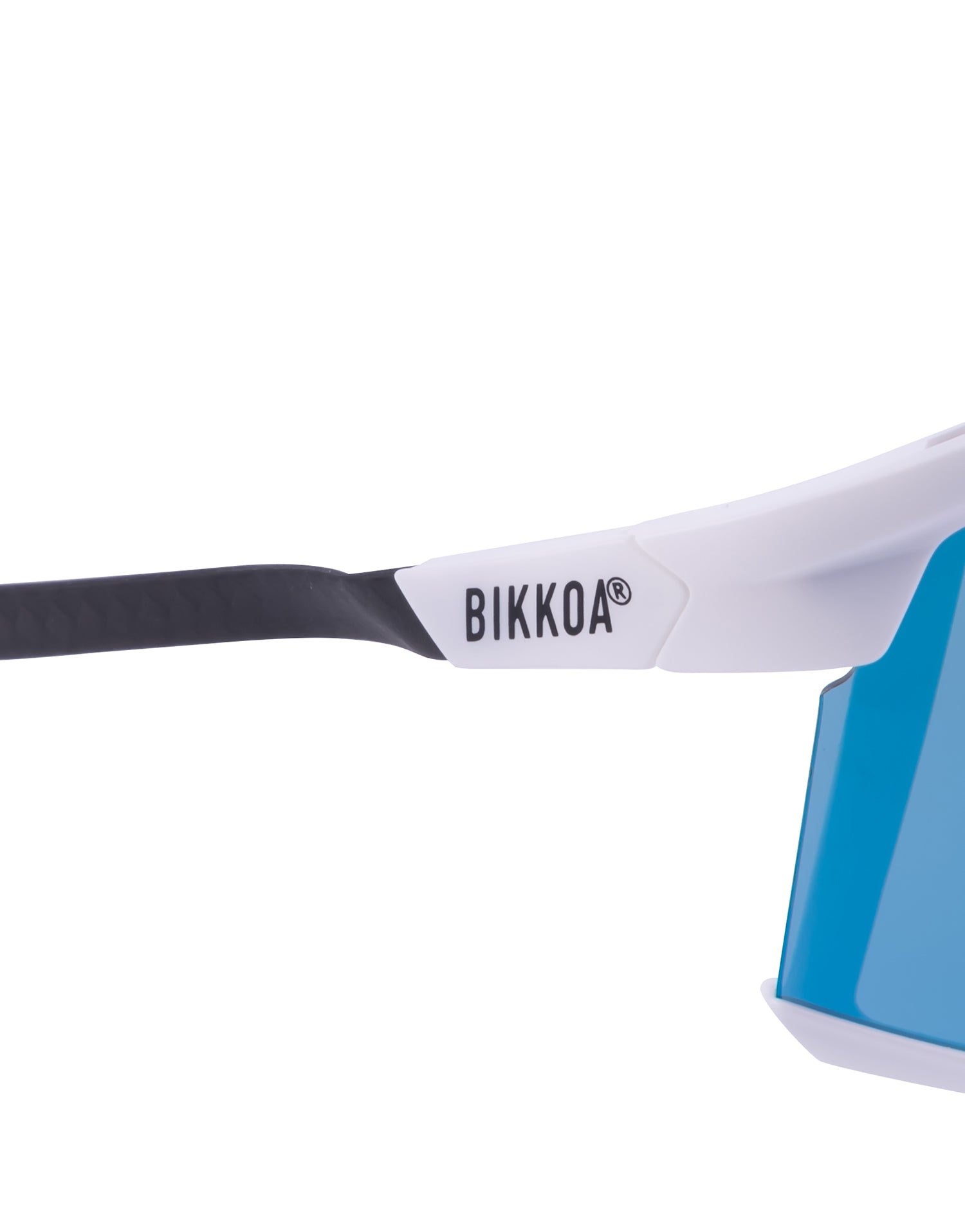 Gafas deportivas BIKKOA ELION con patillas de carbono y lente azul REVO, detalle de la lente azul REVO perforada AIR VENT y patilla de carbono ultraligera - azul