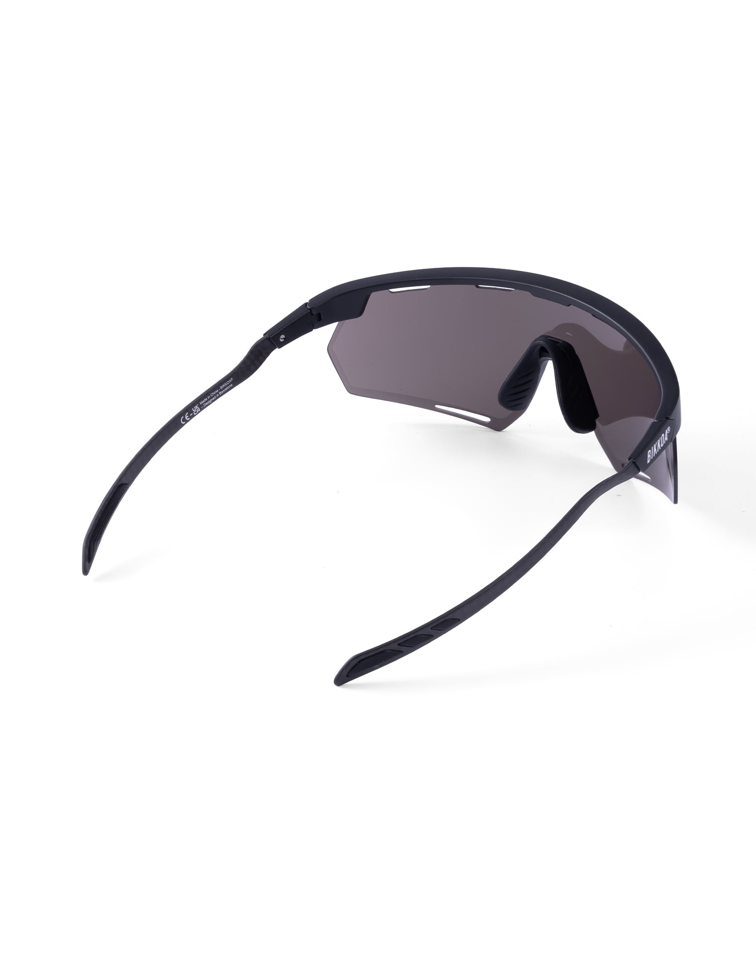 Gafas deportivas BIKKOA STRATOX con lente negra, patillas de carbono y montura negra, vista trasera lateral derecha con diseño envolvente y patillas de carbono ultraligeras - negra