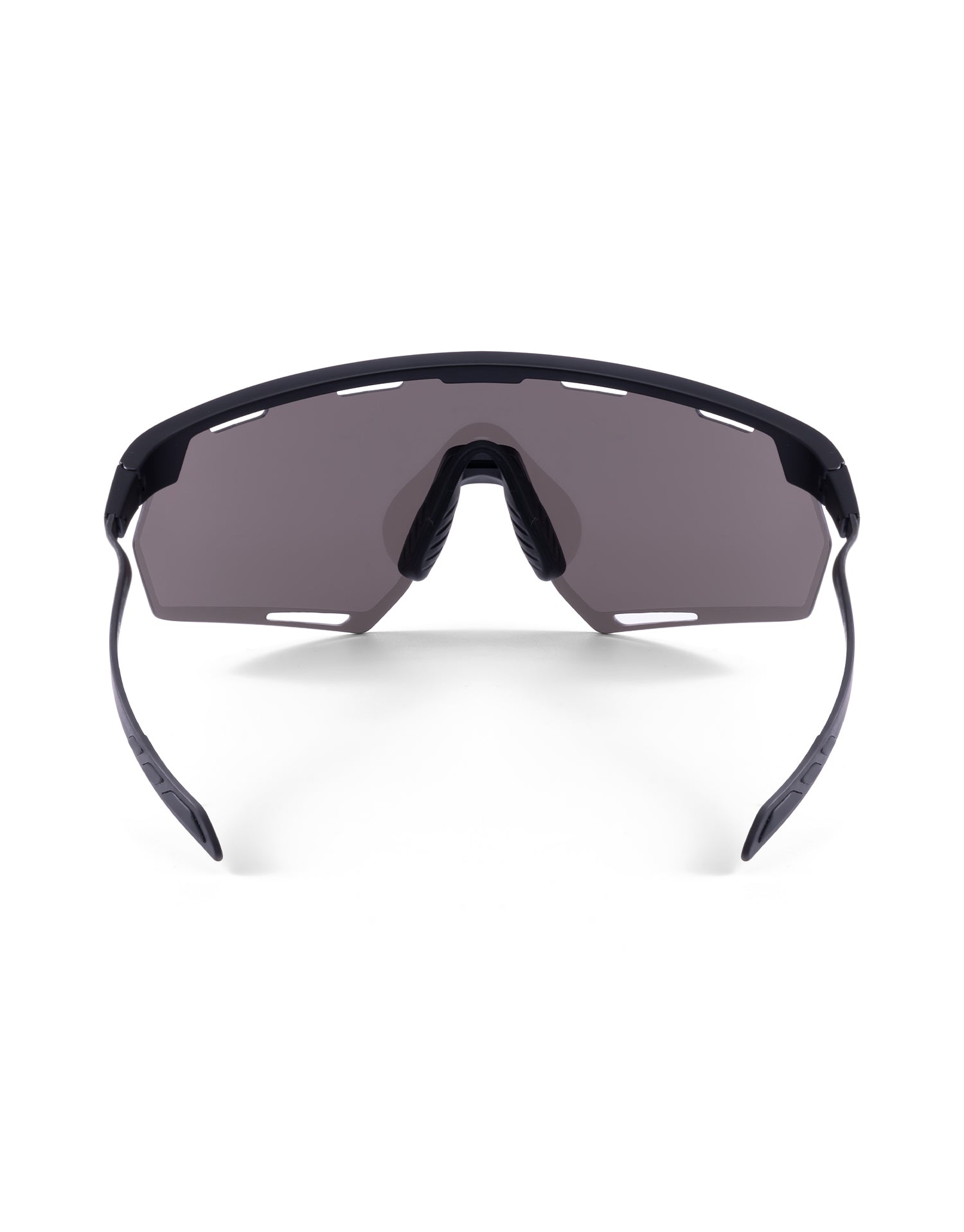 Gafas deportivas BIKKOA STRATOX con lente negra y montura negra, vista trasera mostrando puente nasal ajustable, estructura de ventilación y patillas de carbono - negra
