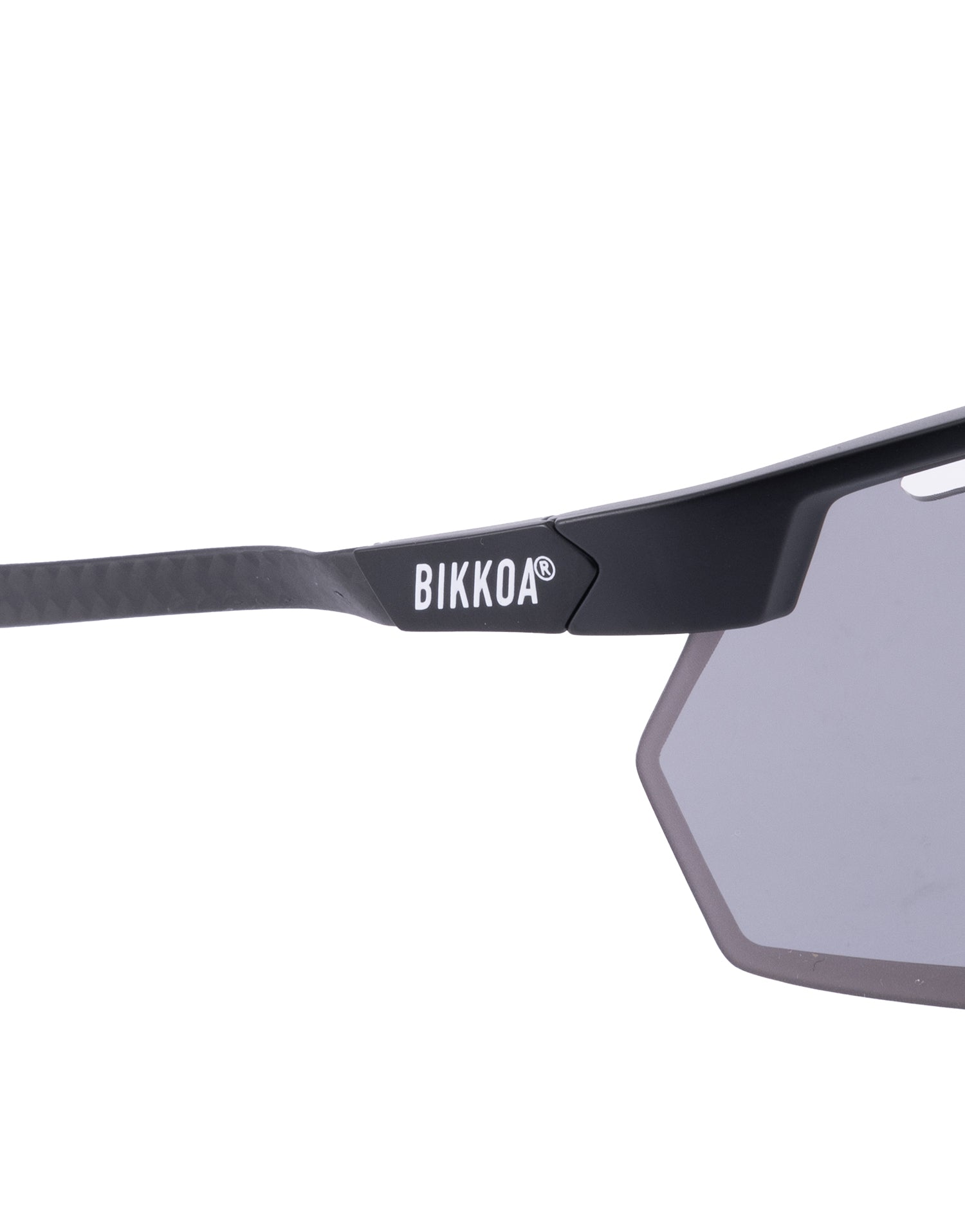 Gafas deportivas BIKKOA STRATOX con lente negra y montura negra, detalle de la lente negra perforada AIR VENT y patillas de carbono ergonómicas - negra