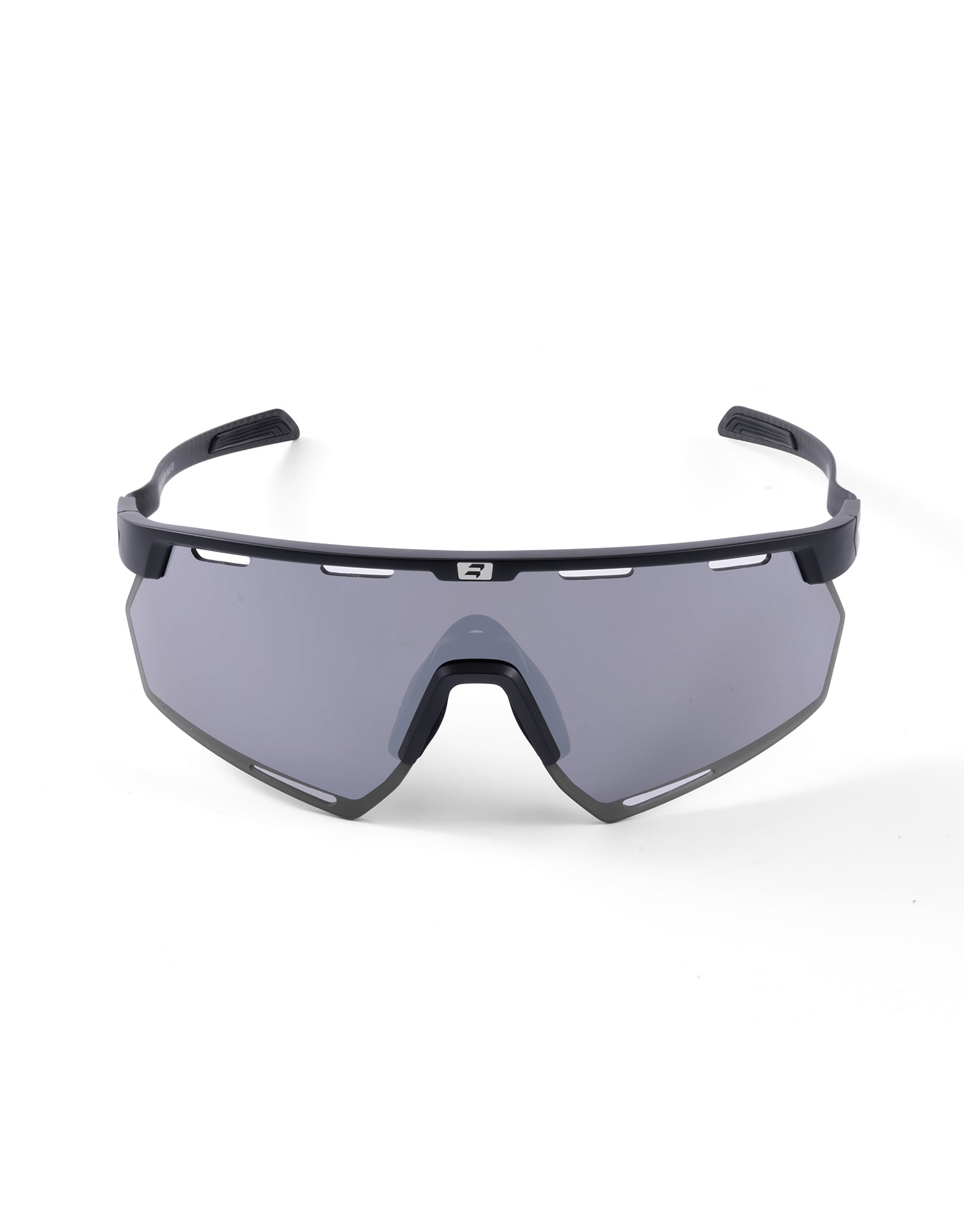 Gafas deportivas BIKKOA STRATOX con lente negra, patillas de carbono y montura negra, vista frontal completa con lente negra perforada AIR VENT para máxima aerodinámica en ciclismo y running - negra
