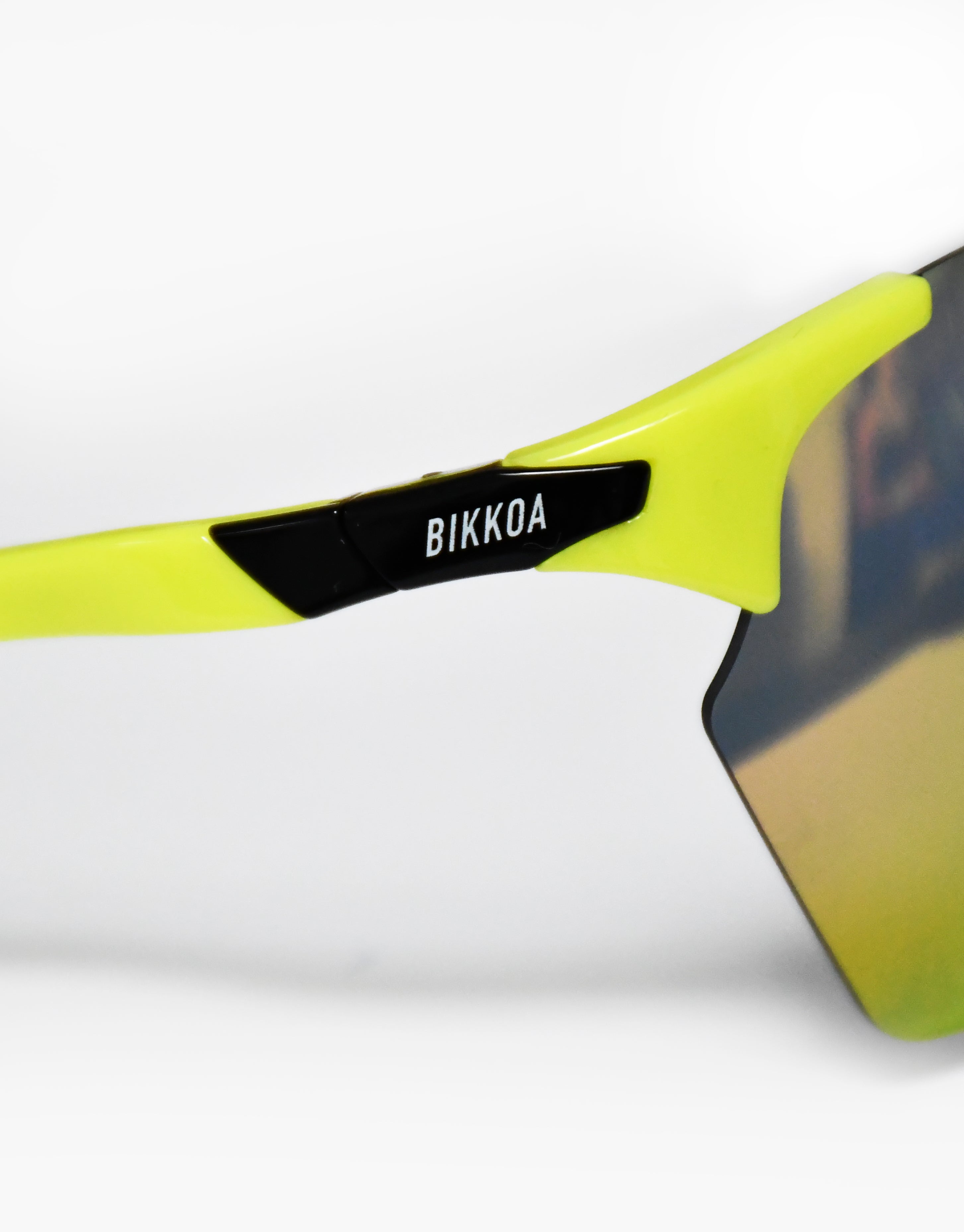 Gafas deportivas polarizadas BIKKOA VYROX con lente amarilla polarizada y montura técnica unificada, detalle técnico del acabado polarizado y soporte lateral del modelo VYROX - Amarilla