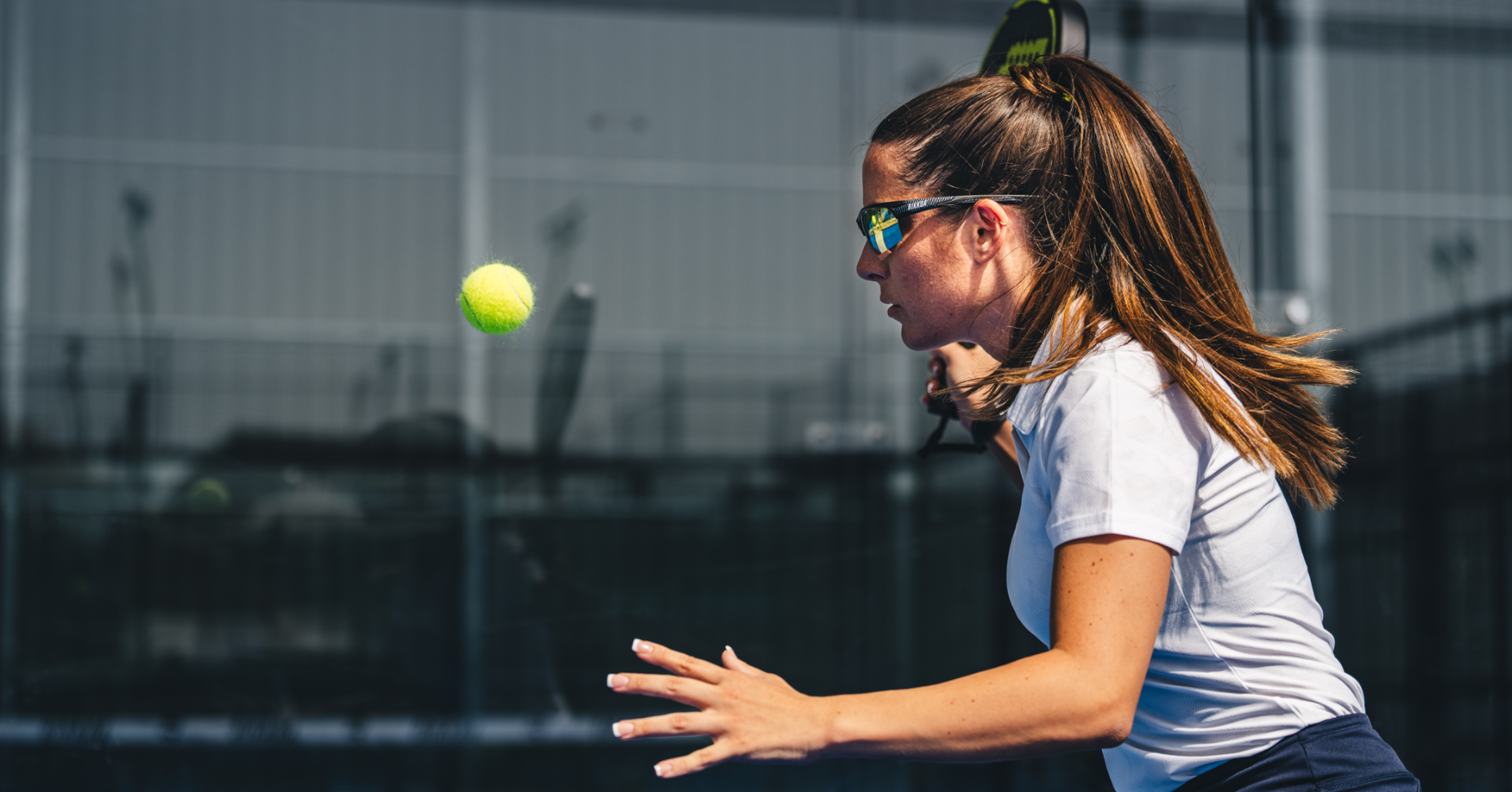 Por qué usar gafas en pádel: rendimiento, protección y control en cada punto
