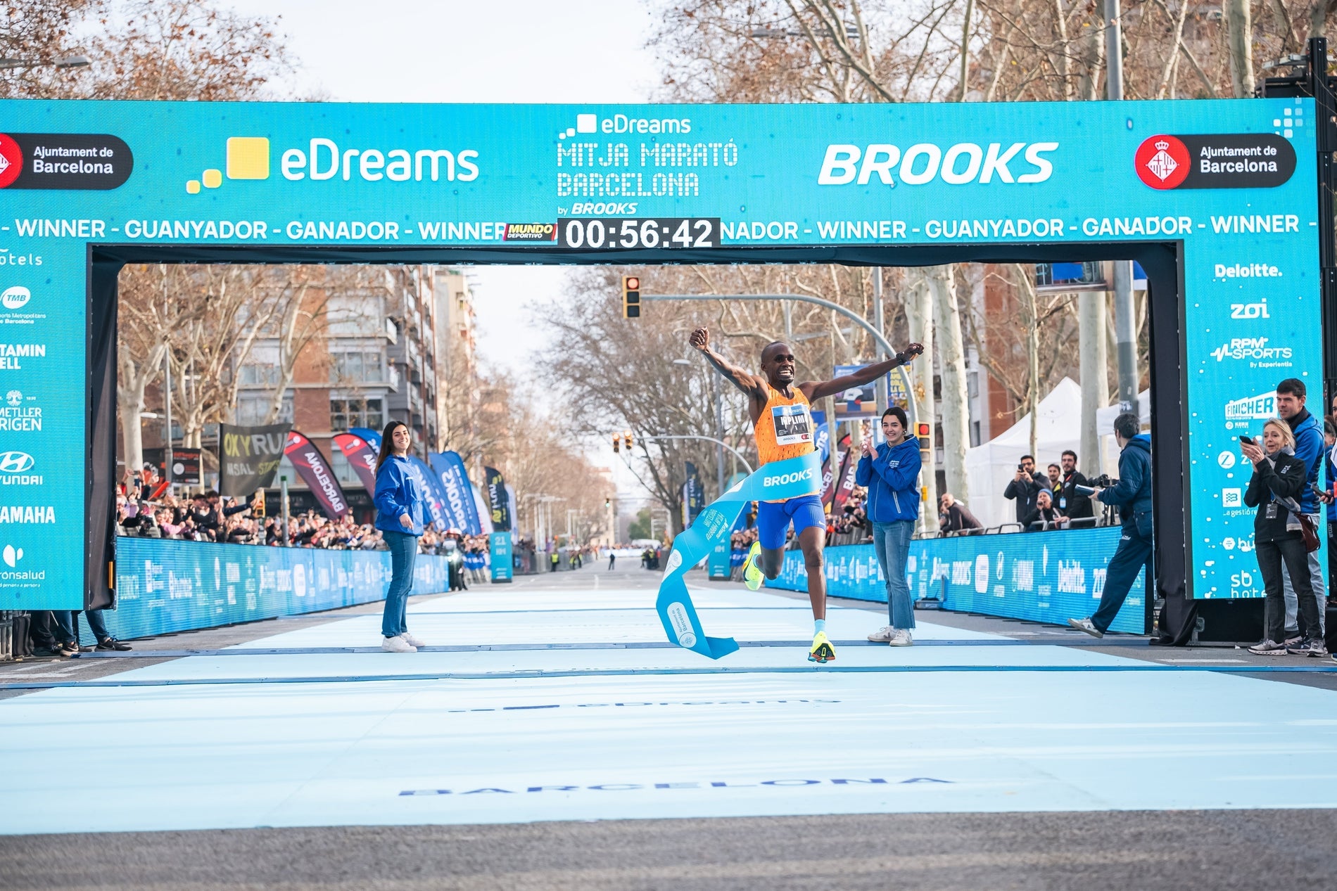 Bikkoa gafa oficial Hyundai Mitja Marato Barcelona by Brooks