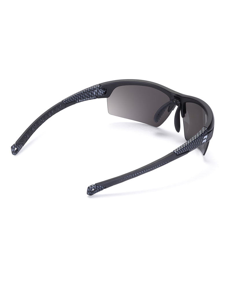 Gafas deportivas BIKKOA GOAT color negra, vista trasera lateral derecha mostrando ajuste ergonómico para pádel y running - Negra