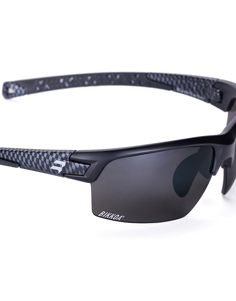 Gafas deportivas BIKKOA GOAT color negra, detalle de la patilla flexible TR90 y la lente negra en configuración doble - Negra