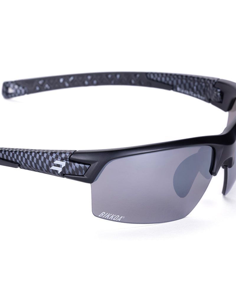 Gafas deportivas BIKKOA GOAT color plateada, detalle de la patilla flexible TR90 y la lente plateada REVO en configuración doble - Plateada