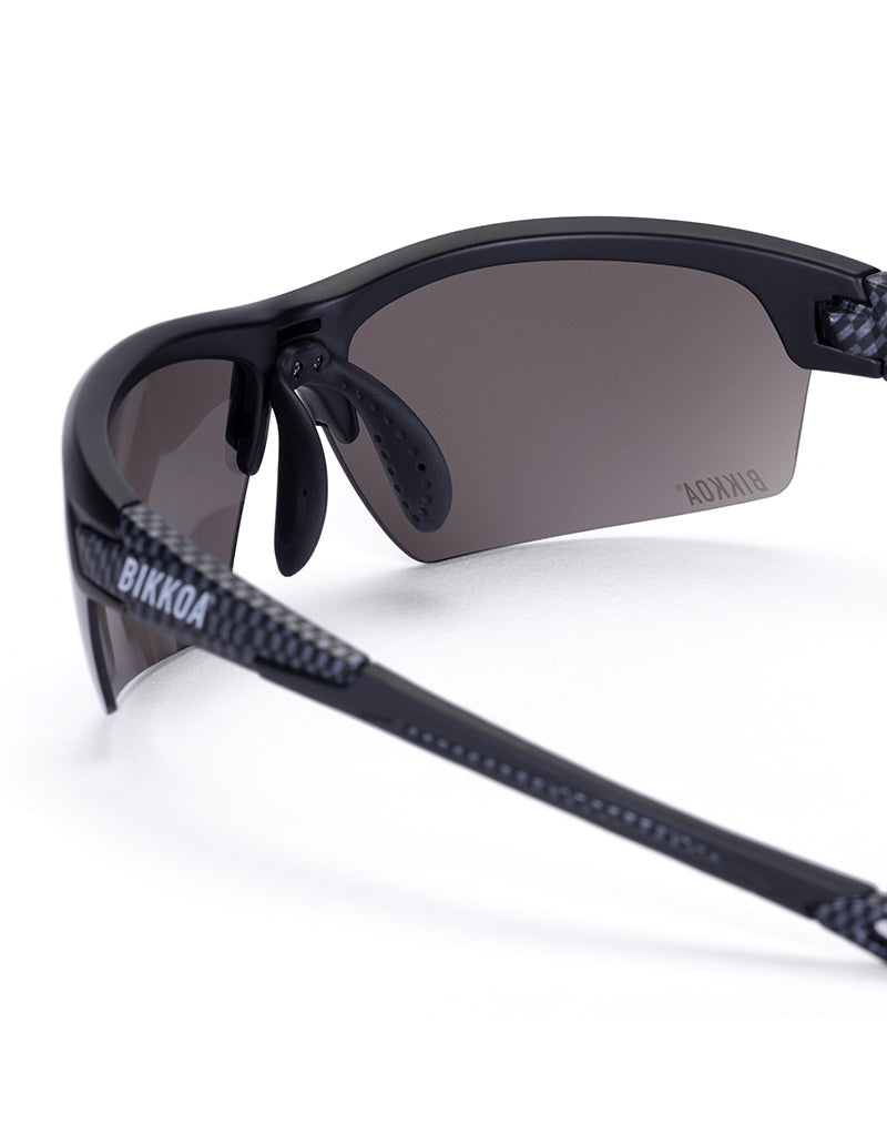 Gafas deportivas BIKKOA GOAT color plateada, detalle de la patilla flexible TR90 y la lente plateada REVO en configuración doble - Plateada