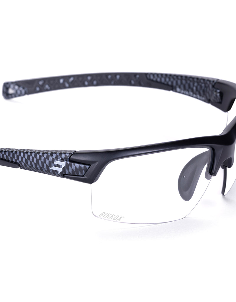Gafas deportivas BIKKOA GOAT color transparente, detalle de la patilla flexible TR90 y la lente transparente en configuración doble - Protectora