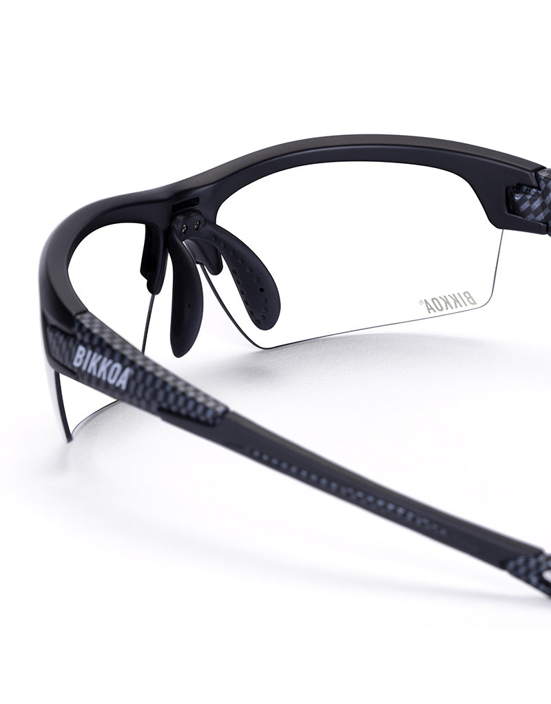 Gafas deportivas BIKKOA GOAT color transparente, detalle de la patilla flexible TR90 y la lente transparente en configuración doble - Protectora