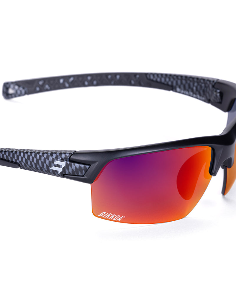 Gafas deportivas BIKKOA GOAT color violeta, detalle de la patilla flexible TR90 y la lente violeta REVO en configuración doble - Violeta