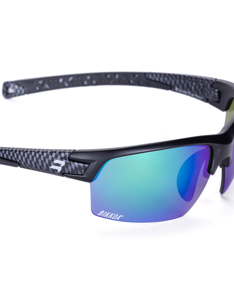 Gafas deportivas BIKKOA GOAT color verde, detalle de la patilla flexible TR90 y la lente verde REVO en configuración doble - Verde