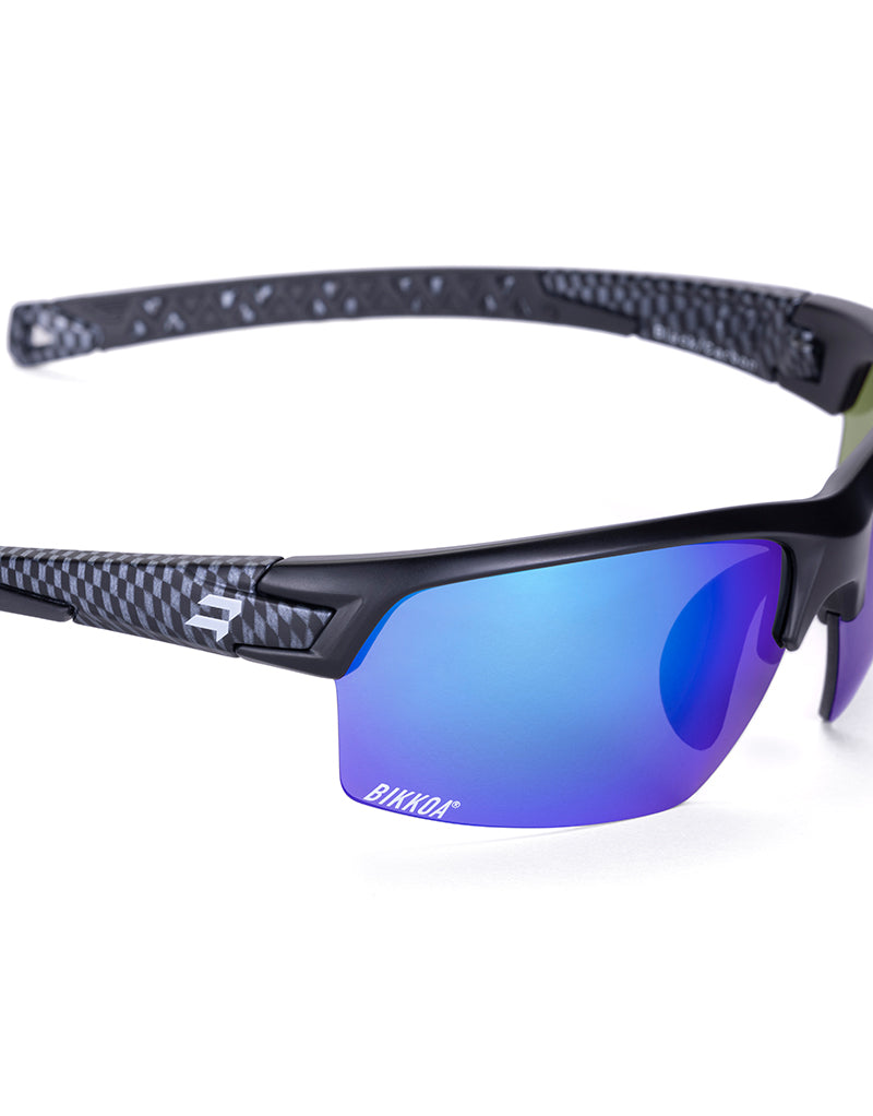 Gafas deportivas BIKKOA GOAT color azul, detalle de la patilla flexible TR90 y la lente azul REVO en configuración doble - Azul