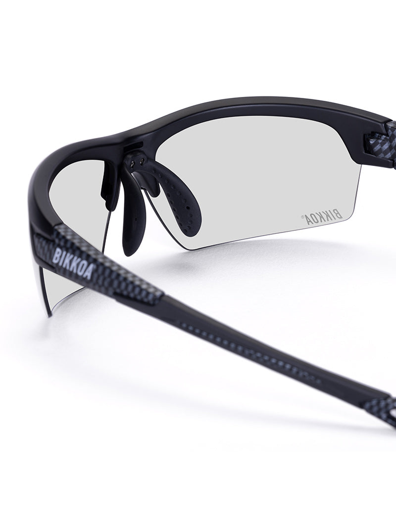 Gafas deportivas BIKKOA GOAT color fotocromática, detalle de la patilla flexible TR90 y la lente fotocromática en configuración doble  Fotocromática
