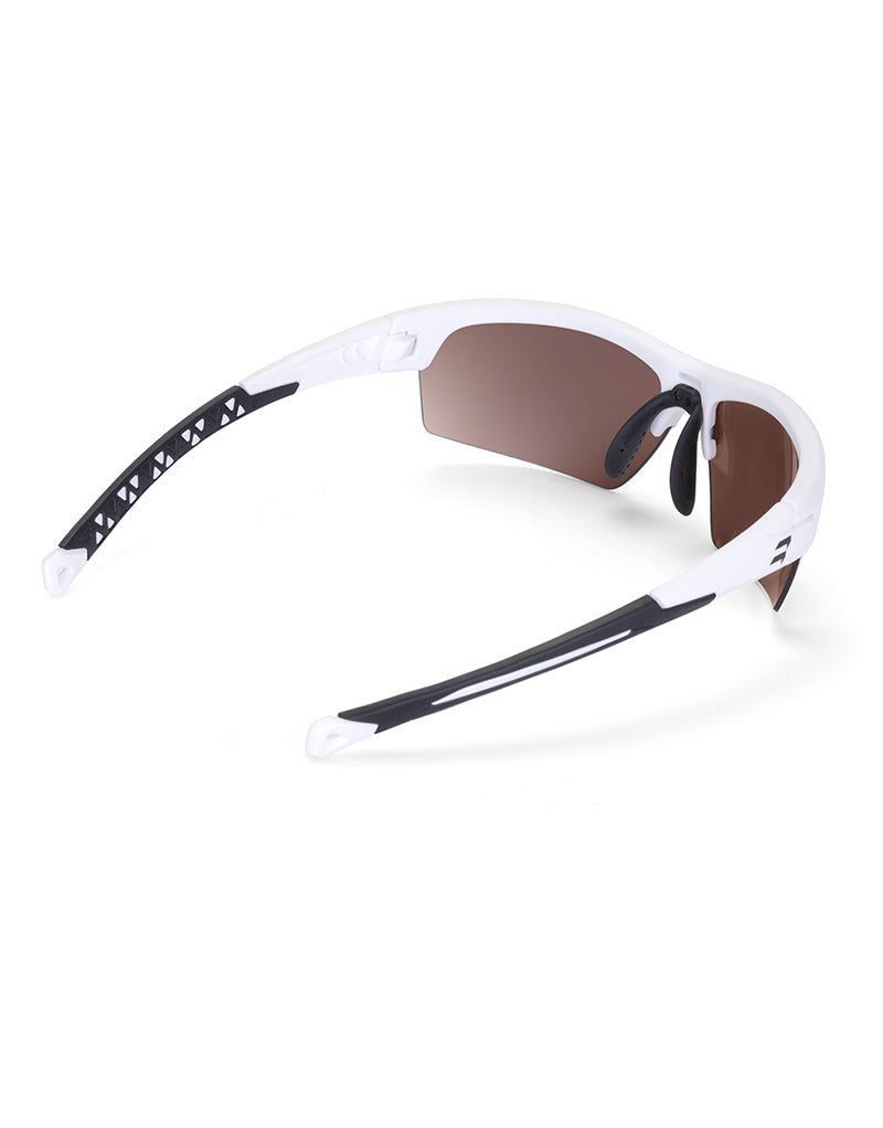 Gafas deportivas BIKKOA LAB con montura blanca mate y lente dorada REVO, vista trasera lateral mostrando ajuste ergonómico y patillas flexibles para pádel y running - Dorada