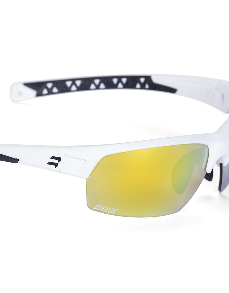 Gafas deportivas BIKKOA LAB con montura blanca mate y lente dorada REVO, detalle de la patilla TR90 blanca mate y la lente dorada REVO en sistema de doble lente- Dorada
