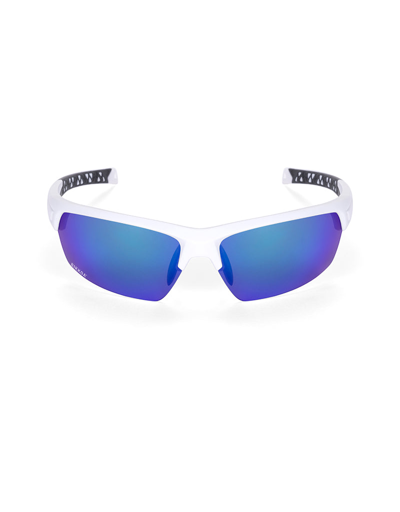 Gafas deportivas BIKKOA LAB con montura blanca mate y lente azul REVO, vista frontal con lente azul REVO, diseño de doble lente para máxima protección deportiva- Azul