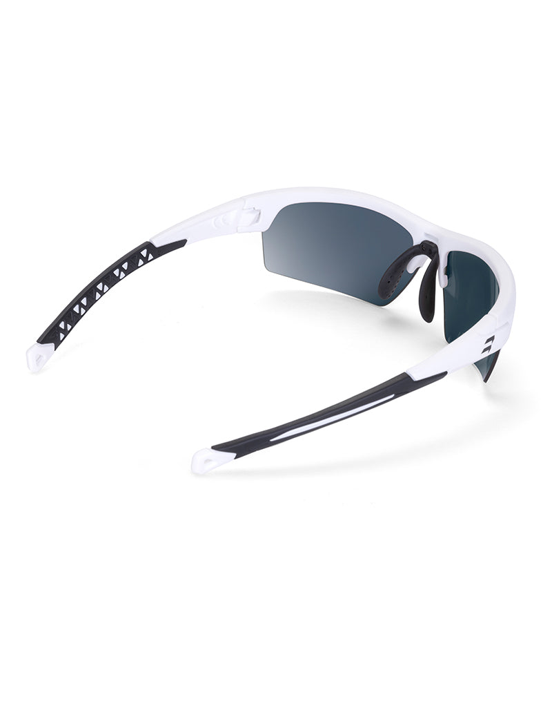 Gafas deportivas BIKKOA LAB con montura blanca mate y lente azul REVO, vista trasera lateral mostrando ajuste ergonómico y patillas flexibles para pádel y running - Azul