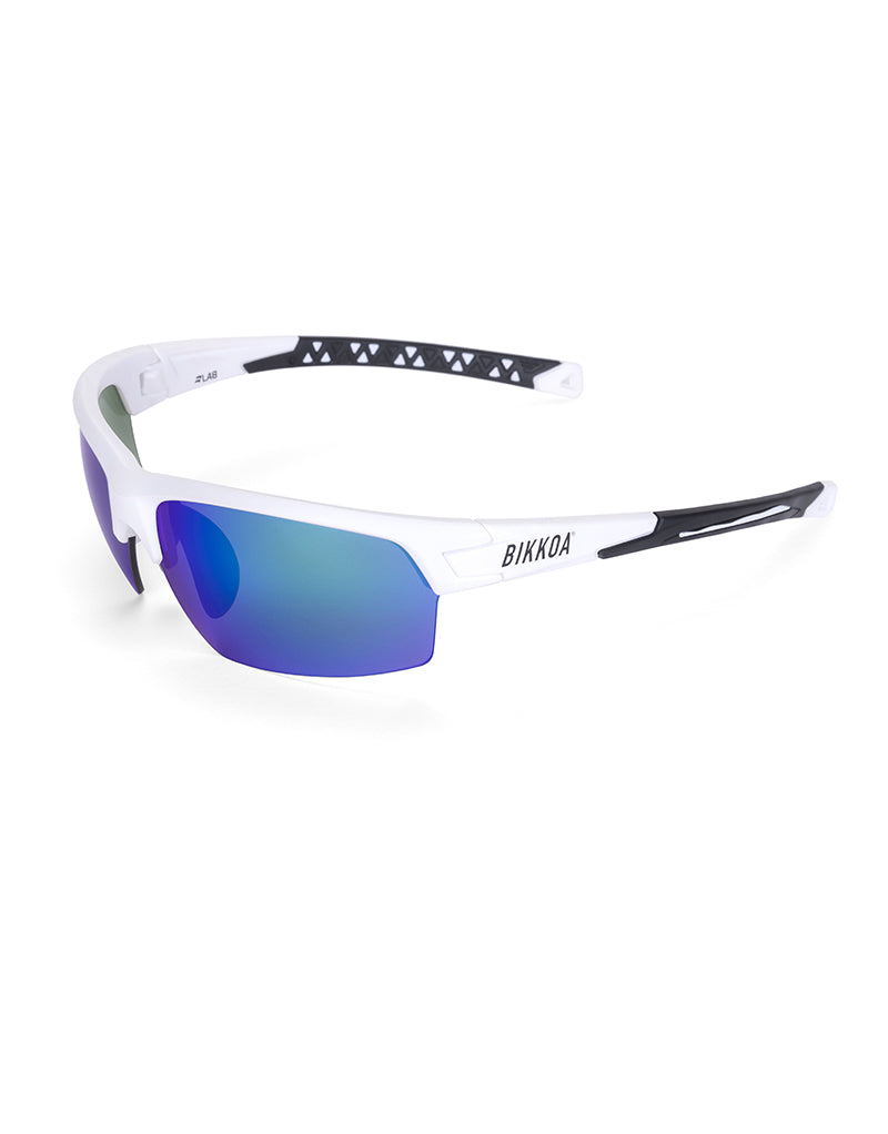 Gafas deportivas BIKKOA LAB con montura blanca mate y lente azul REVO, vista lateral izquierda del modelo LAB con montura blanca mate y lente azul REVO en estructura TR90 - Azul