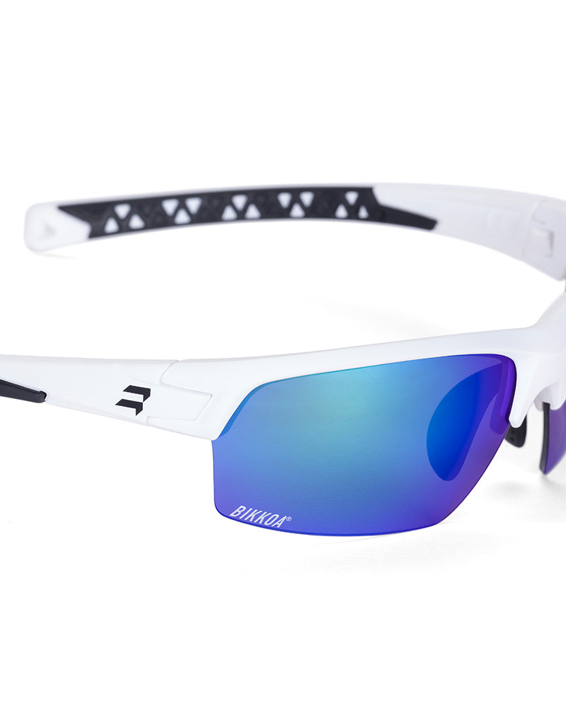 Gafas deportivas BIKKOA LAB con montura blanca mate y lente azul REVO, detalle de la patilla TR90 blanca mate y la lente azul REVO en sistema de doble lente - Azul