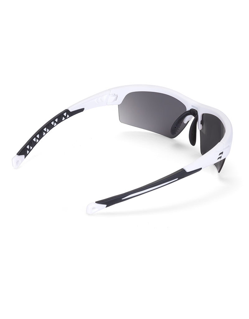 Gafas deportivas BIKKOA LAB con montura blanca mate y lente negra, vista trasera lateral mostrando ajuste ergonómico y patillas flexibles para pádel y running - Negra