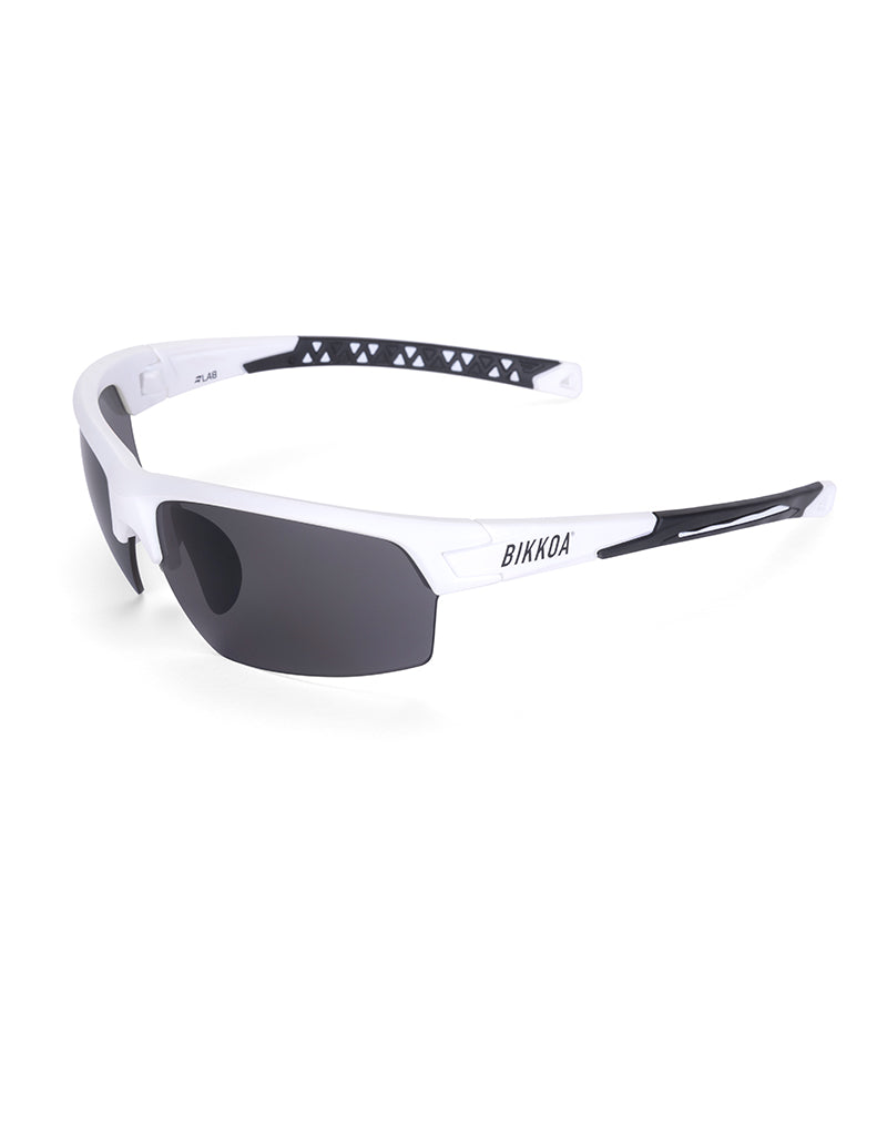 Gafas deportivas BIKKOA LAB con montura blanca mate y lente negra, vista lateral izquierda del modelo LAB con montura blanca mate y lente negra en estructura TR90 - Negra