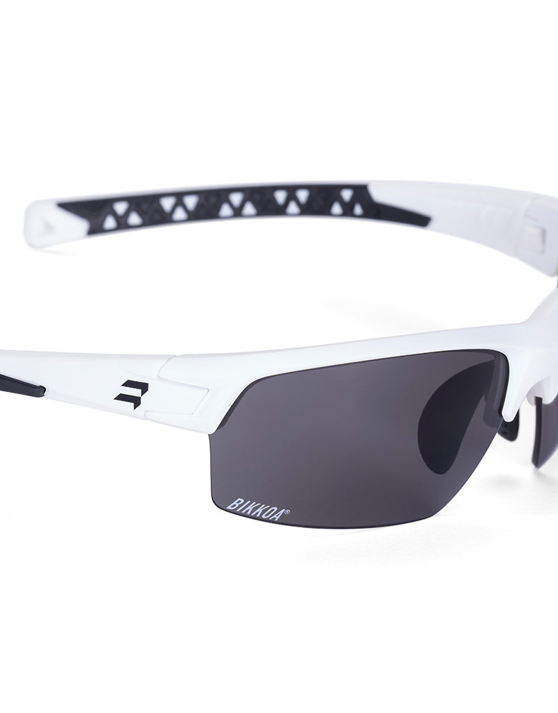 Gafas deportivas BIKKOA LAB con montura blanca mate y lente negra, detalle de la patilla TR90 blanca mate y la lente negra en sistema de doble lente - Negra
