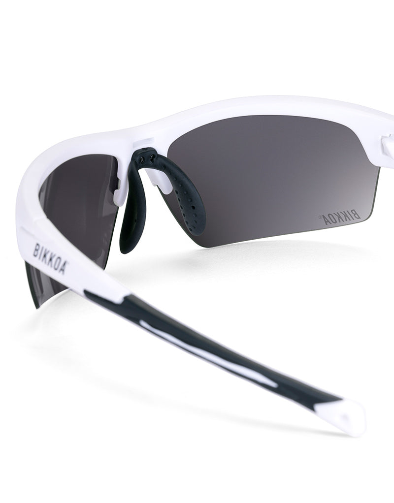 Gafas deportivas BIKKOA LAB con montura blanca mate y lente negra, detalle de la patilla TR90 blanca mate y la lente negra en sistema de doble lente - Negra
