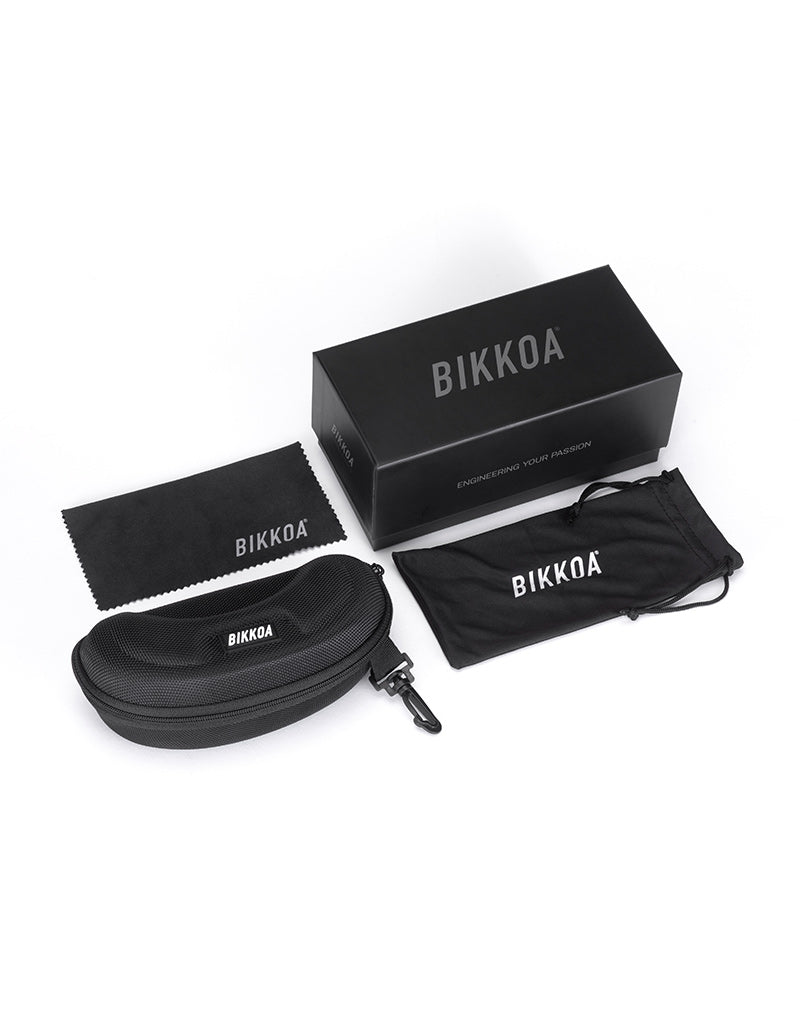 Gafas deportivas BIKKOA LAB con montura blanca mate y lente negra, packaging del modelo LAB: estuche rígido, funda de microfibra y gamuza BIKKOA - Negra