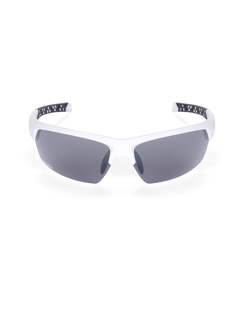Gafas deportivas BIKKOA LAB con montura blanca mate y lente plateada REVO, vista frontal con lente plateada REVO, diseño de doble lente para máxima protección deportiva - Plateada