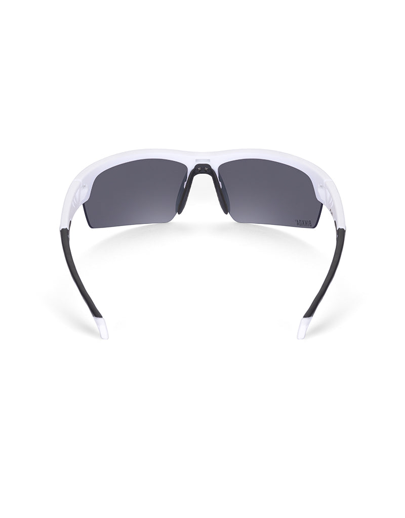 Gafas deportivas BIKKOA LAB con montura blanca mate y lente plateada REVO, vista trasera con puente nasal ajustable y montura blanca mate de alta ligereza - Plateada