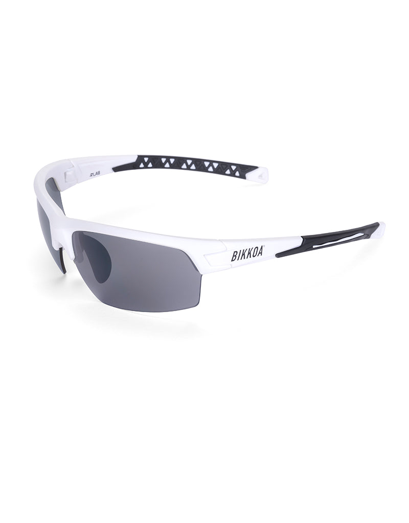 Gafas deportivas BIKKOA LAB con montura blanca mate y lente plateada REVO, vista lateral izquierda del modelo LAB con montura blanca mate y lente plateada REVO en estructura TR90 - Plateada