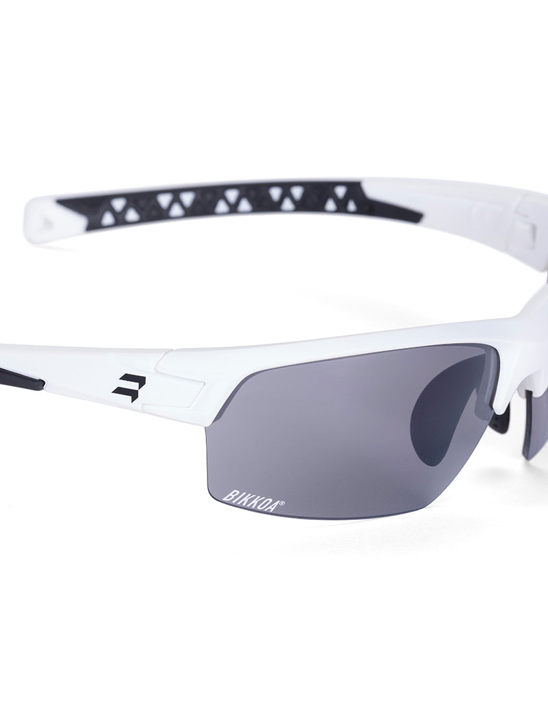 Gafas deportivas BIKKOA LAB con montura blanca mate y lente plateada REVO, detalle de la patilla TR90 blanca mate y la lente plateada REVO en sistema de doble lente - Plateada