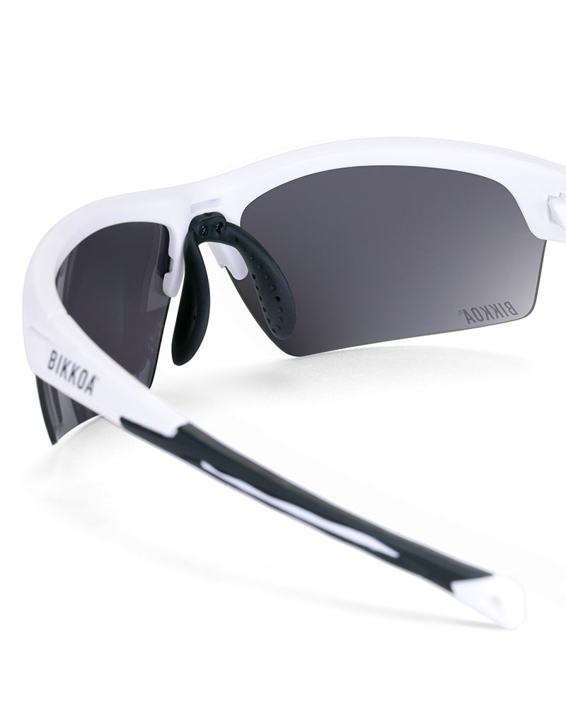 Gafas deportivas BIKKOA LAB con montura blanca mate y lente plateada REVO, detalle de la patilla TR90 blanca mate y la lente plateada REVO en sistema de doble lente - Plateada