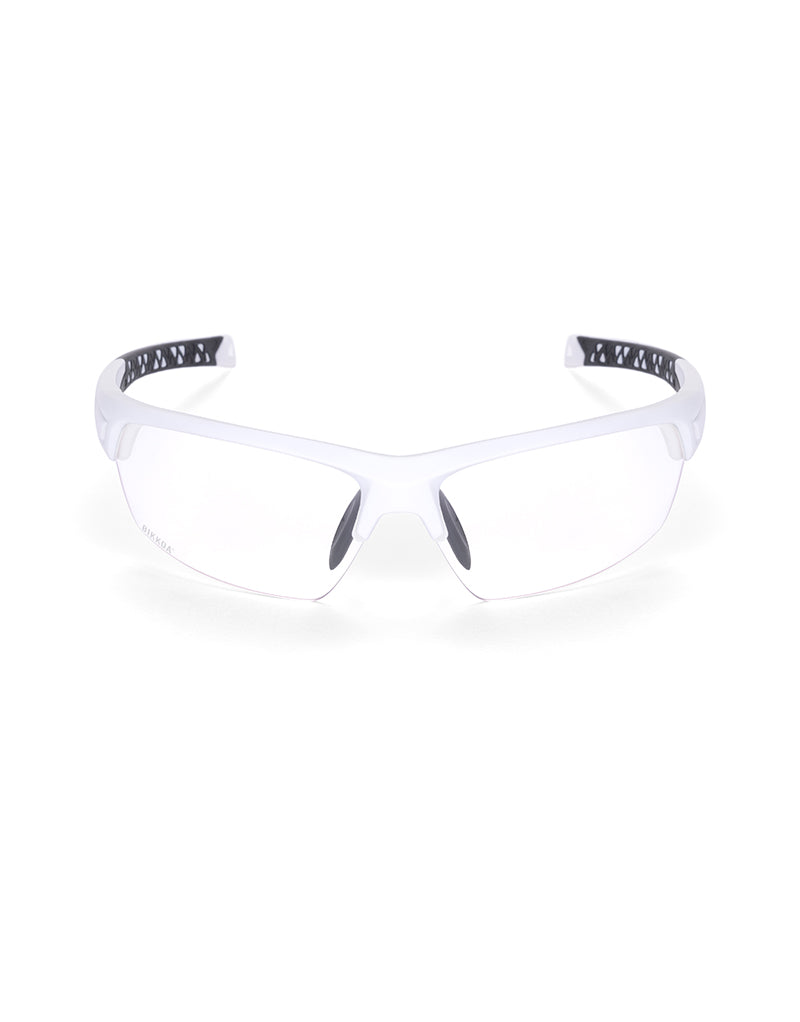 Gafas deportivas BIKKOA LAB con montura blanca mate y lente transparente, vista frontal con lente transparente, diseño de doble lente para máxima protección deportiva - Protectora
