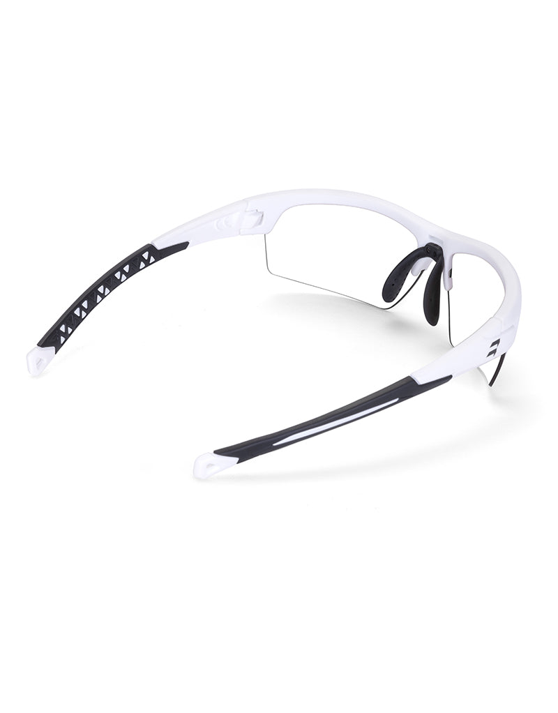 Gafas deportivas BIKKOA LAB con montura blanca mate y lente transparente, vista trasera lateral mostrando ajuste ergonómico y patillas flexibles para pádel y running - Protectora