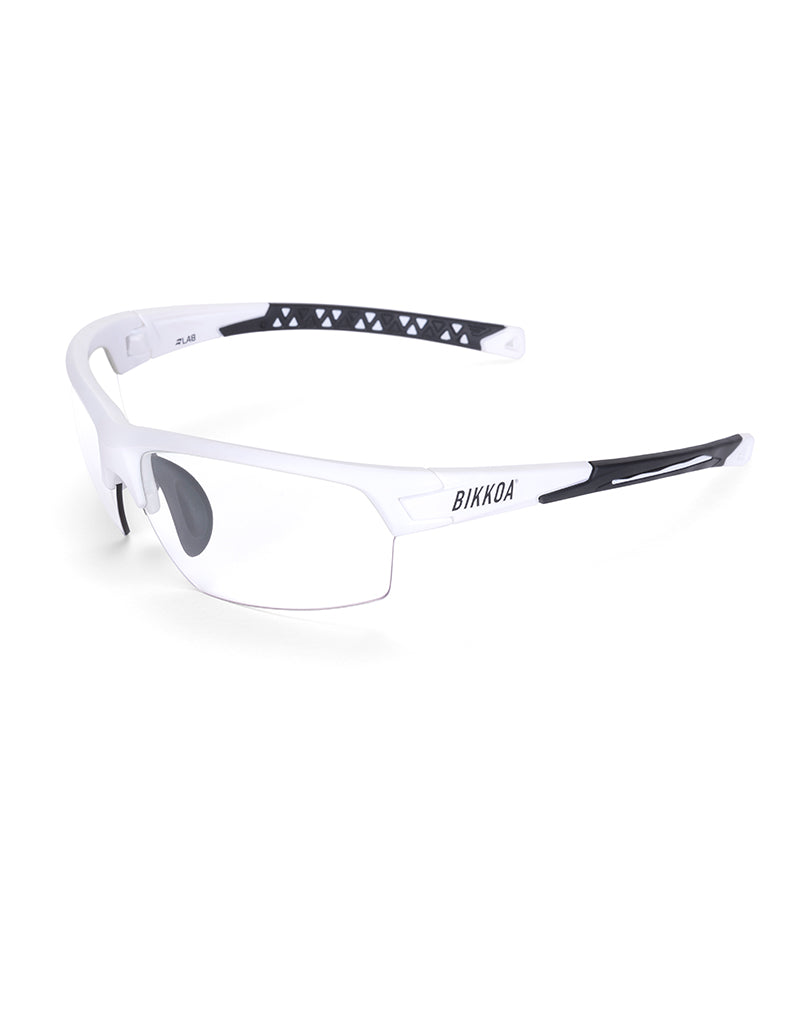 Gafas deportivas BIKKOA LAB con montura blanca mate y lente transparente, vista lateral izquierda del modelo LAB con montura blanca mate y lente transparente en estructura TR90 - Protectora
