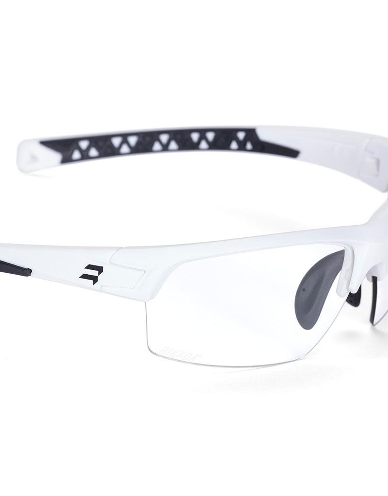 Gafas deportivas BIKKOA LAB con montura blanca mate y lente transparente, detalle de la patilla TR90 blanca mate y la lente transparente en sistema de doble lente - Protectora